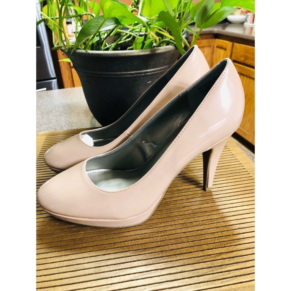 NWOB WORTHINGTON JEAN HEELS IN NOUGAT COLOR SZ 9M
